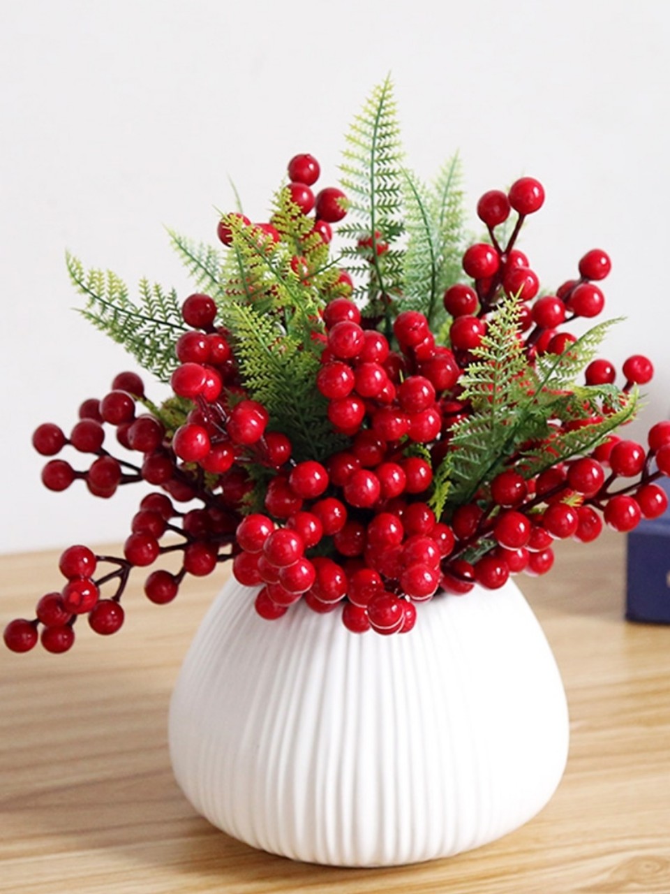 Cụm điểm quả cherry đỏ,cành cherry trang trí