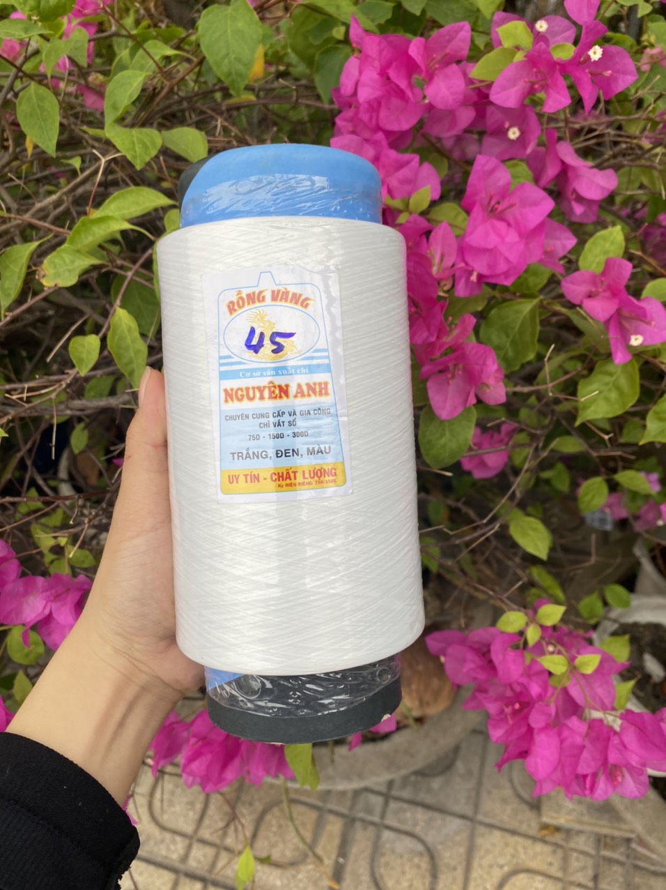 Chỉ tơ vắt sổ 45 nguyên anh như hinh có 2 mau