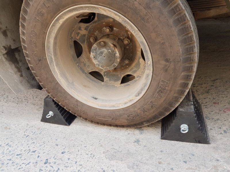 Cục chèn bánh xe cao su KBN245