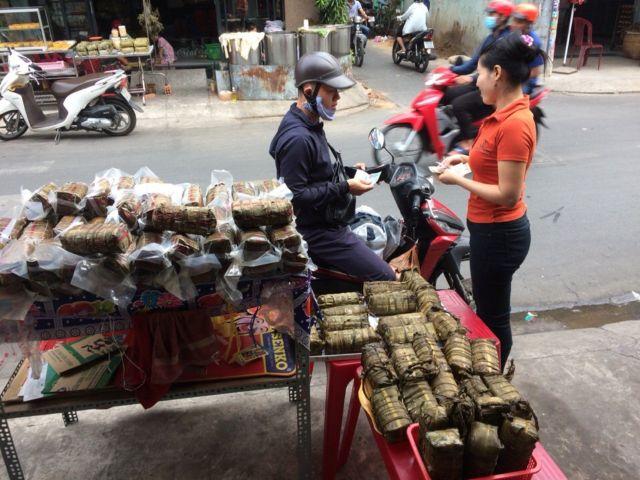 BÁNH TÉT TRÀ CUÔN ,ĐẶC SẢN Trà VINH( bánh tét lá ngót 1 đòn 1kg)