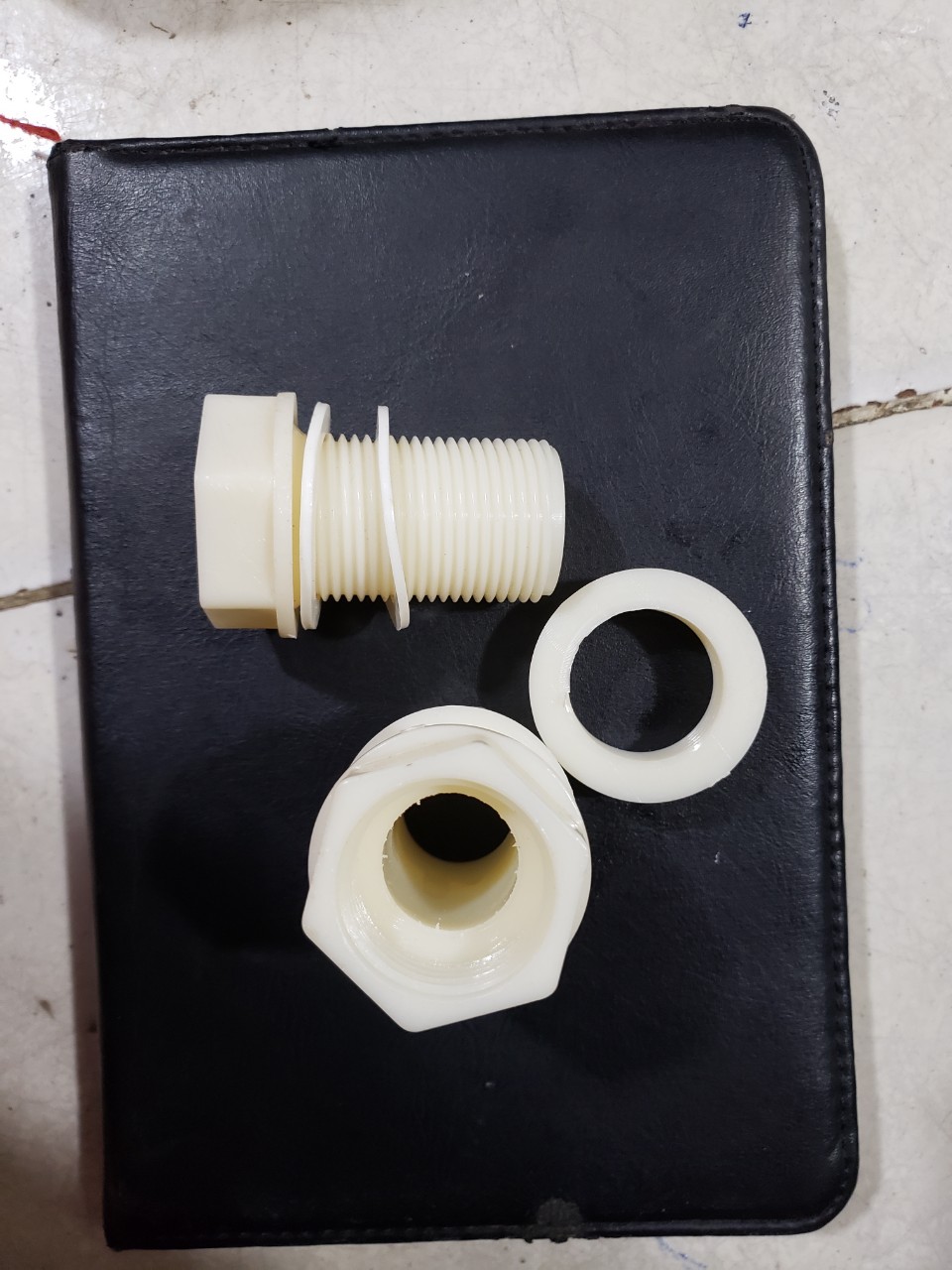 2 cái ốc siết bồn nước phi téc nhựa phi 60