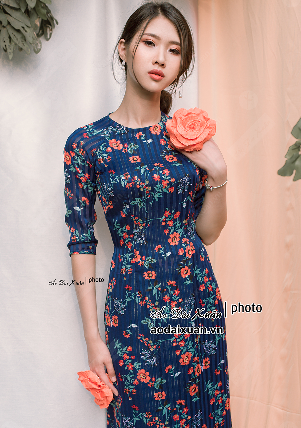 Áo dài xanh than hoa nhí cam đỏ tà A, kiểu cổ tròn 4 tà - 2 lớp, vải kẻ dọc giấu bụng rất tốt - 180406