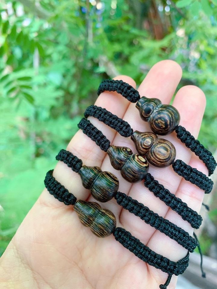 Vòng đeo tay, lắc tay bầu hồ lô phong thủy từ gỗ trầm hương sánh chìm tự nhiên tết dây vải