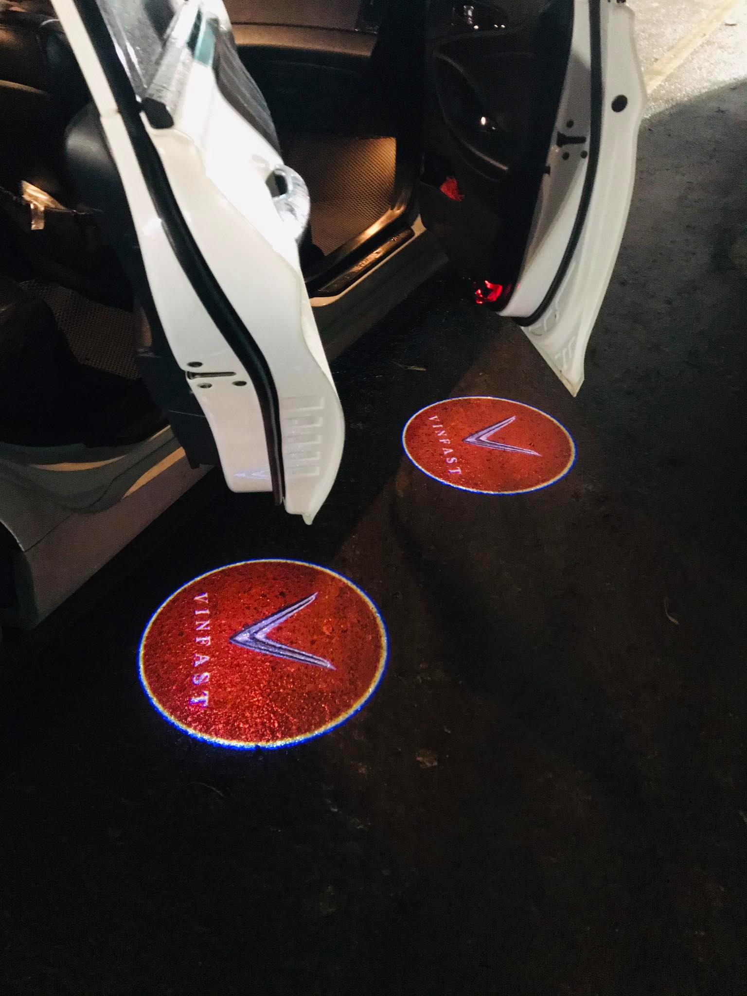 Đèn rọi logo vinfast