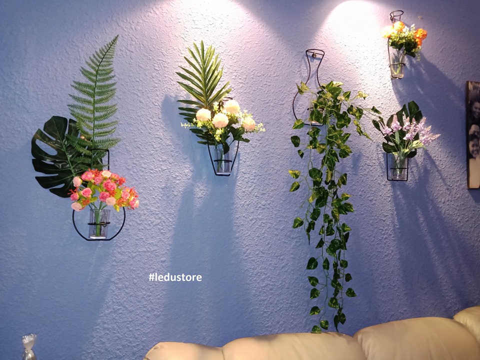 Lọ hoa khung sắt treo tường trang trí