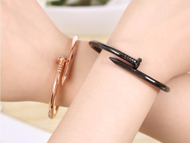 Vòng tay dạng đinh mạnh mẽ phong cách
