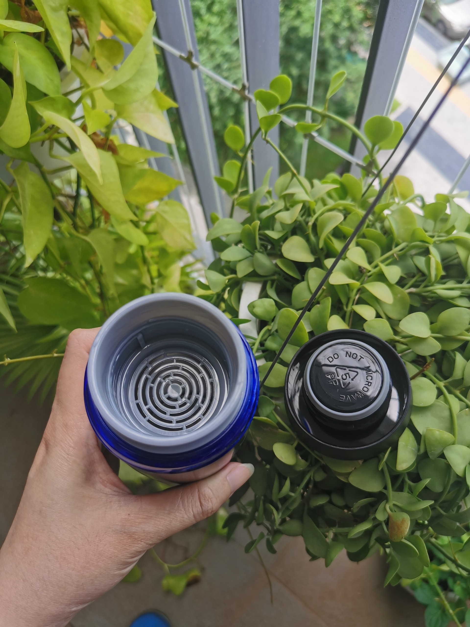 Bình giữ nhiệt có quai xách LocknLock Belt Bottle 490ml - LHC4267