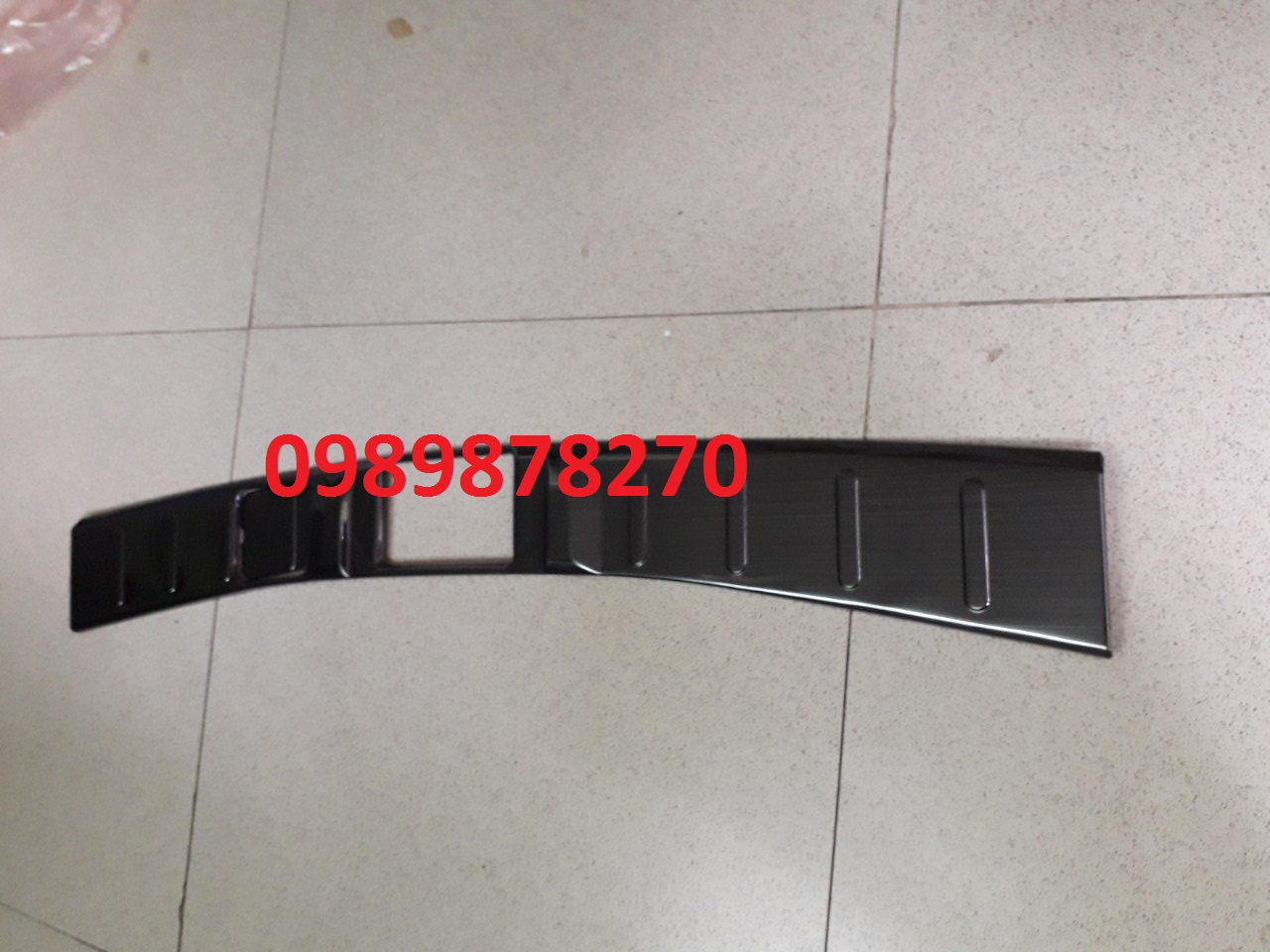 Ốp chống trầy cốp trong titan xe mitsubishi outlander 2017-2020.