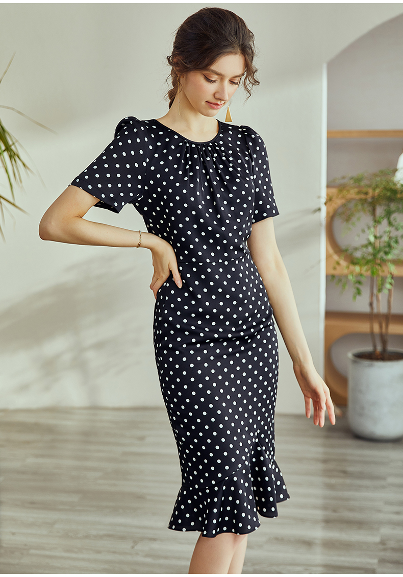 Đầm đuôi cá chấm bi đen trắng tay ngăn cổ tròn