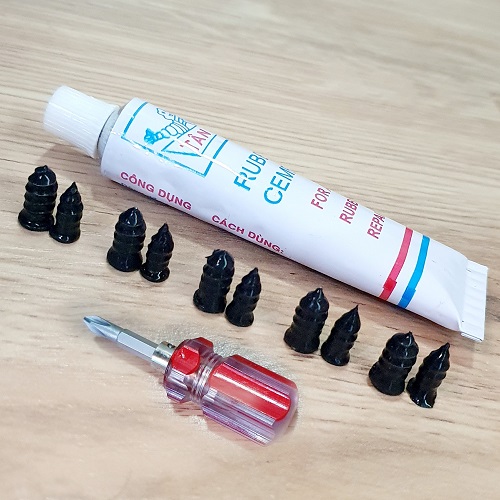 Bộ Dụng Cụ Gồm 1 Chai Keo - 1 Tua Vít Và 10 Ốc Cao Su 2 Size Chuyên Dùng Vá Lốp (Vá Vỏ) Xe Không Ruột Cực Nhanh - Hiệu Quả