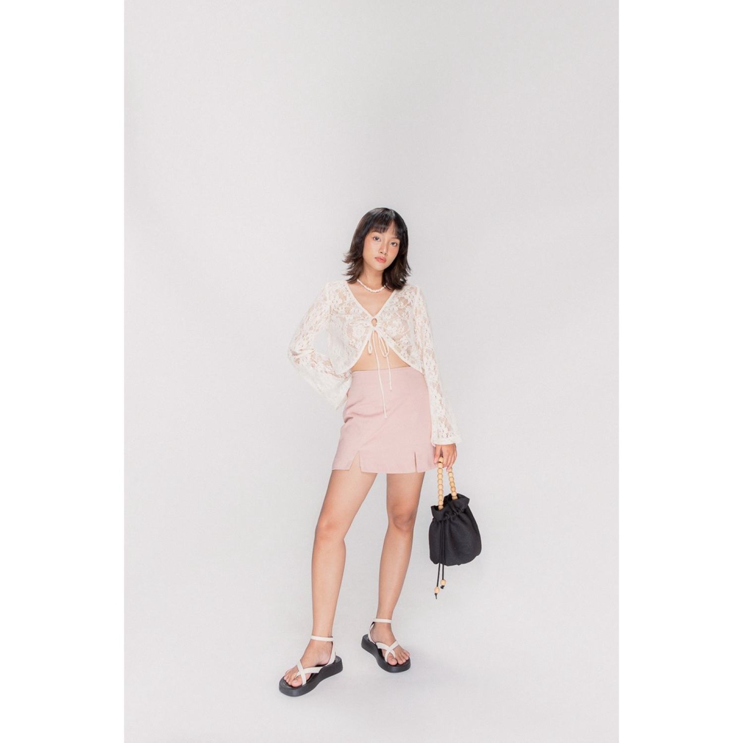 LIBÉ - Chân váy ngắn khaki xẻ gấu màu Rose