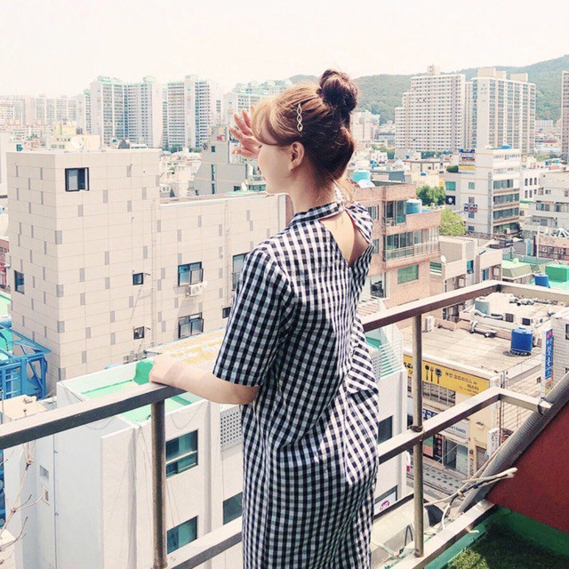 Đầm caro suông cổ V