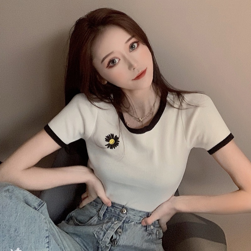 Áo croptop đẹp phối viền in hoa cúc