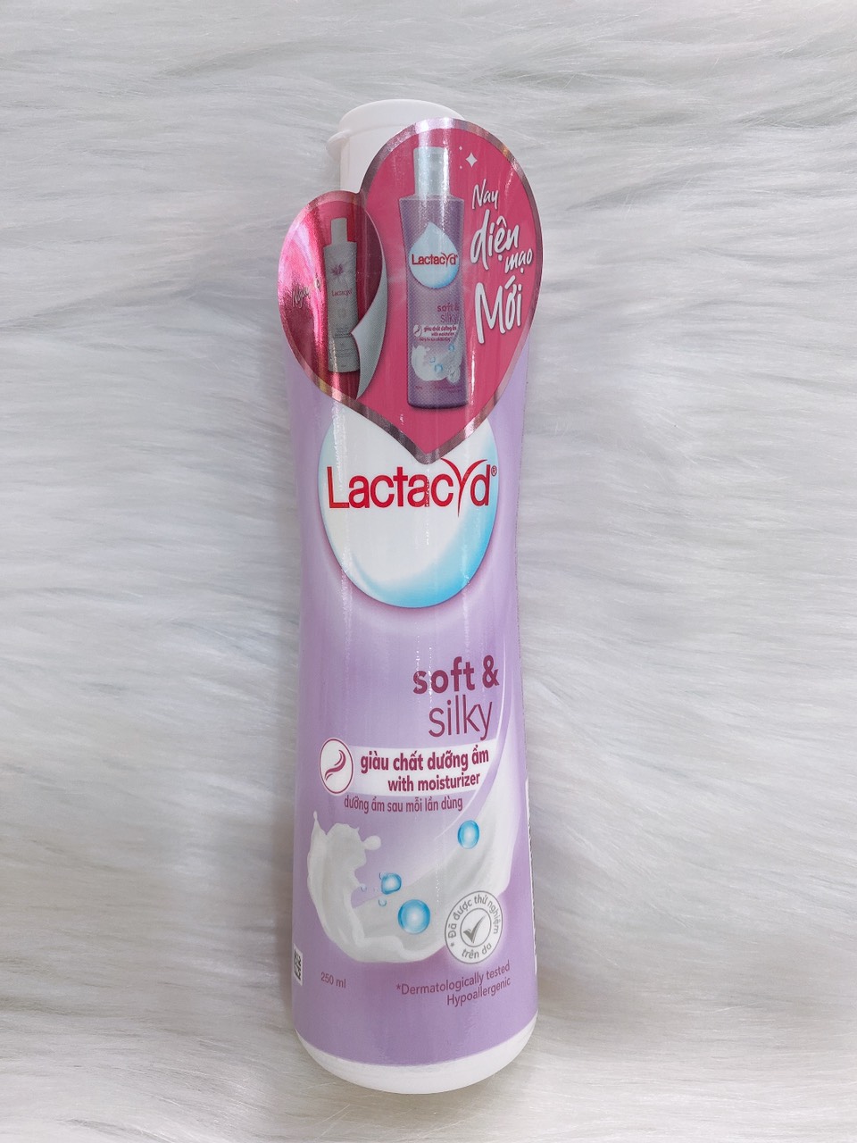 [HCM]Dung dịch vệ sinh phụ nữ Lactacyd Soft Silky (250ml)