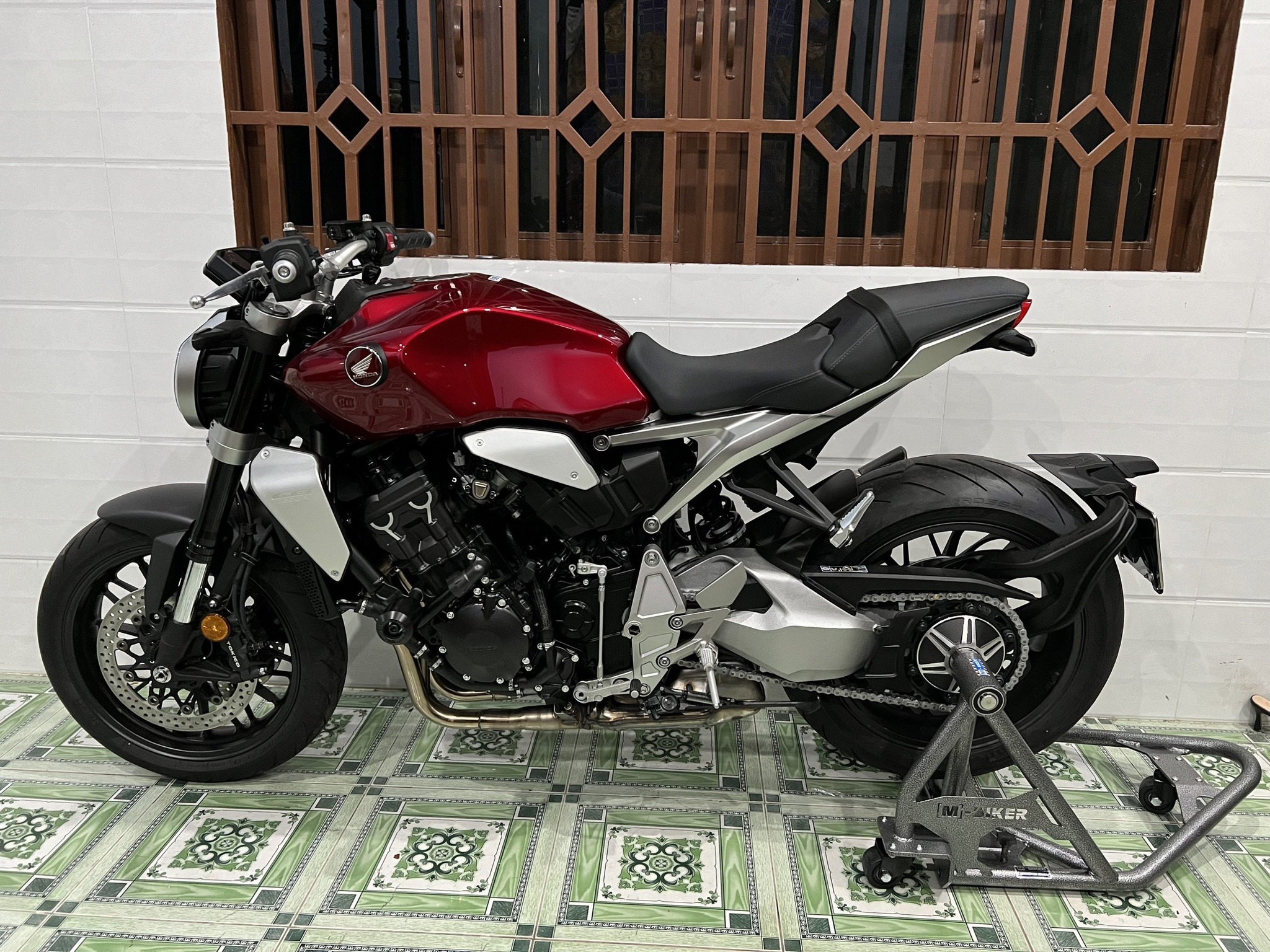 M-Biker Nâng xe motor 1 gắp chuyên dụng.