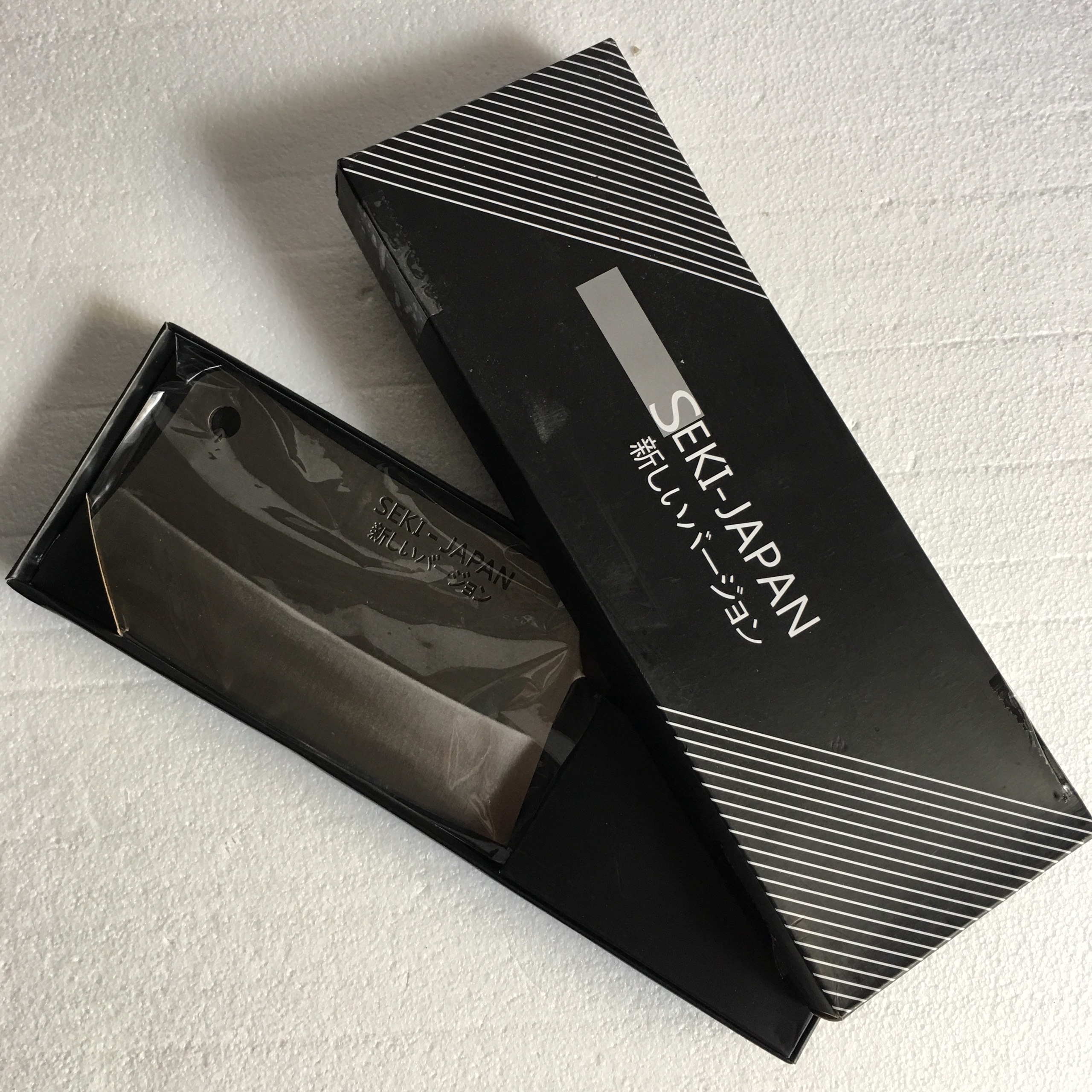 Dao chặt thịt xương cán gỗ cao cấp. Cán dao 13.5cm. Thân dao 30cm. bảng dao 10cm. Nặng 800gr. Thương hiệu Seki