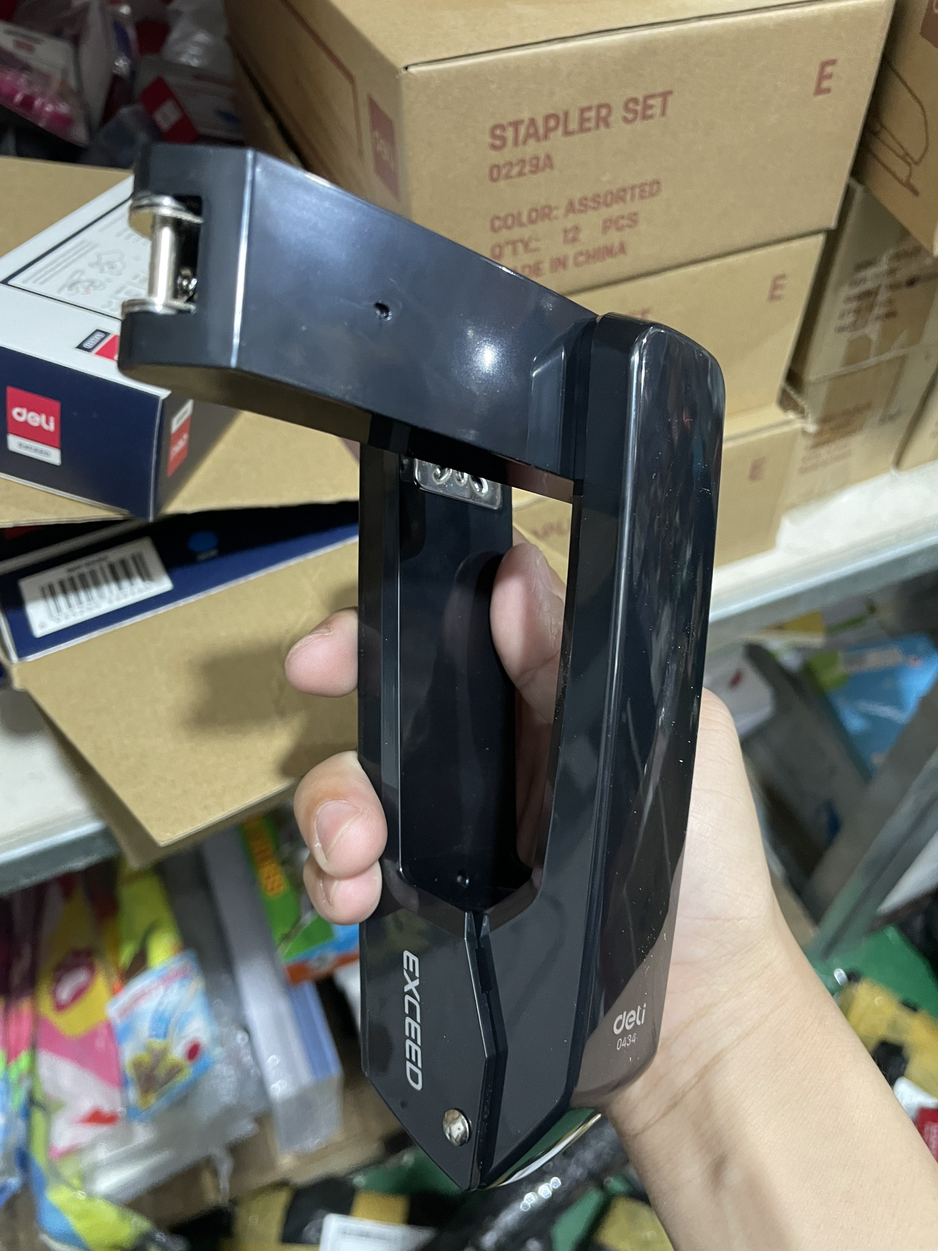 Dập ghim xoay 3 chiều 25 Tờ Deli E0434