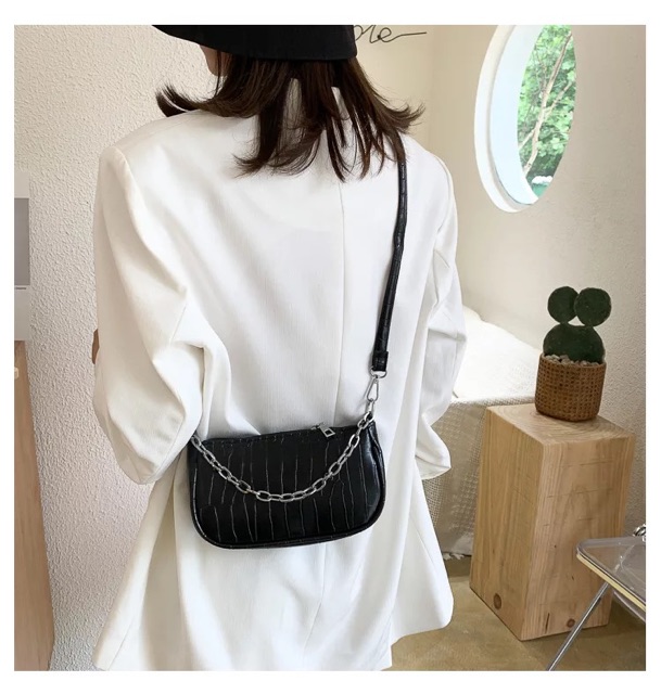Túi đeo chéo da mềm vân rắn dây xích