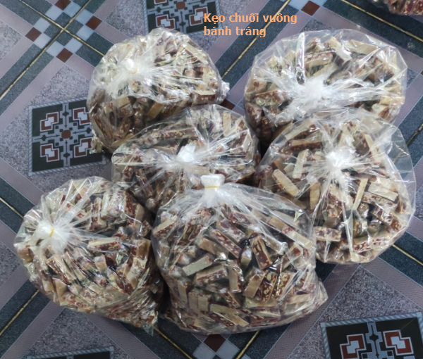 Kẹo chuối dài đậu phộng kẹp bánh tráng