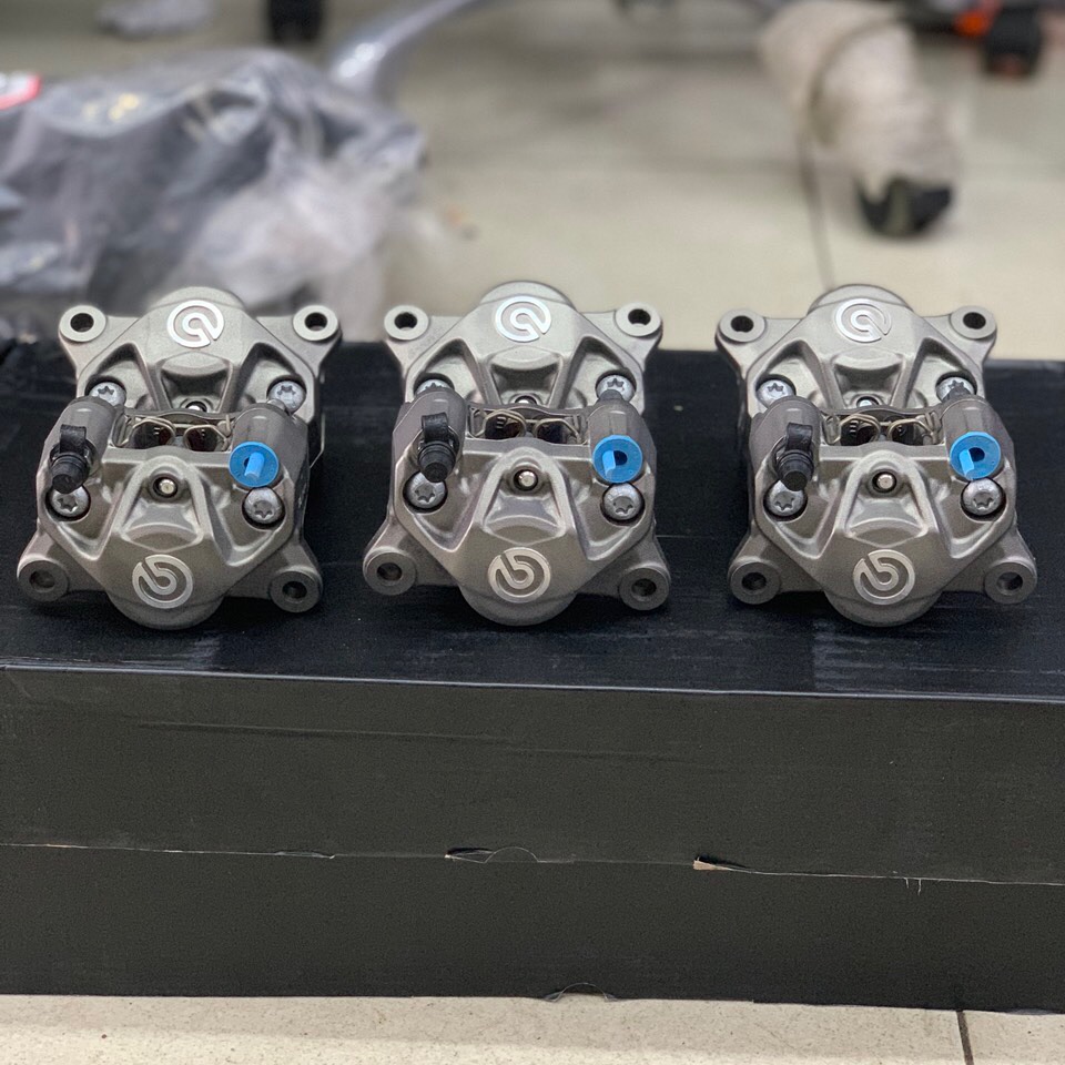 Heo Dầu thắng Brembo 2pis đối xứng Real chính hãng " bố zin "