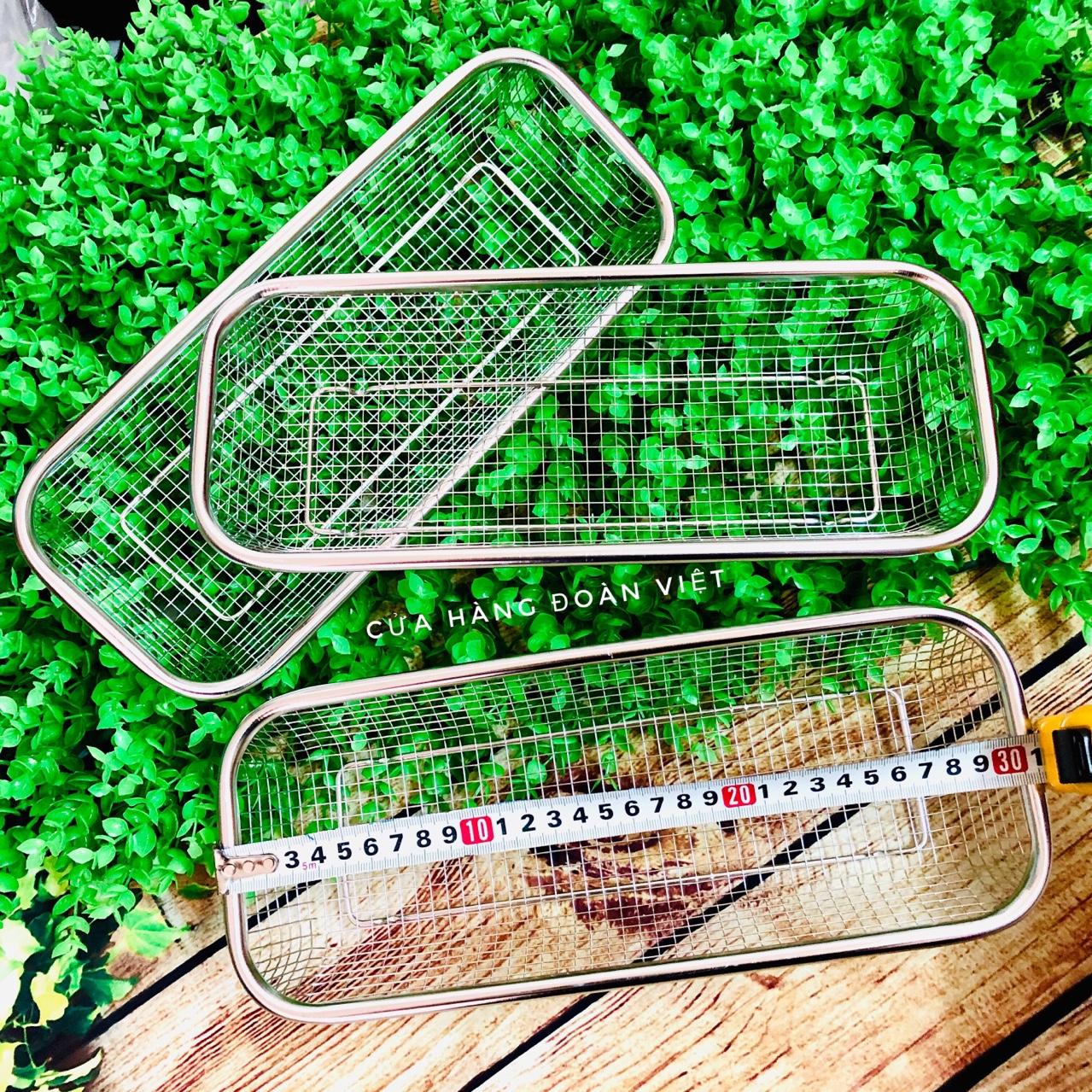 Rổ Inox Hình Chữ Nhật - Không Rỉ Sét 13* 30 cm. Rá INOX 4 chân cao 1cm, giúp hong khô thực phẩm dễ dàng