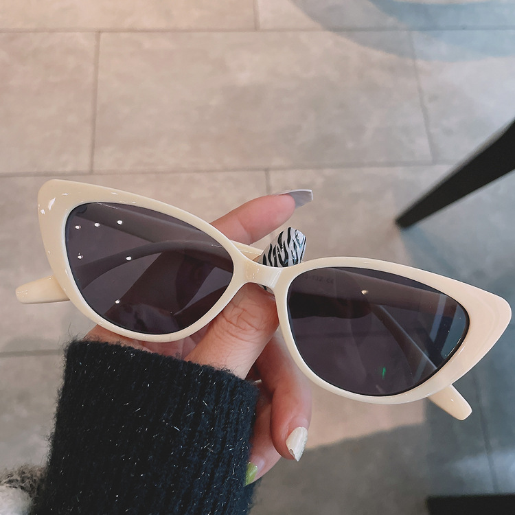 Kính râm thời trang Triangle Sunglasses FAVOURIE
