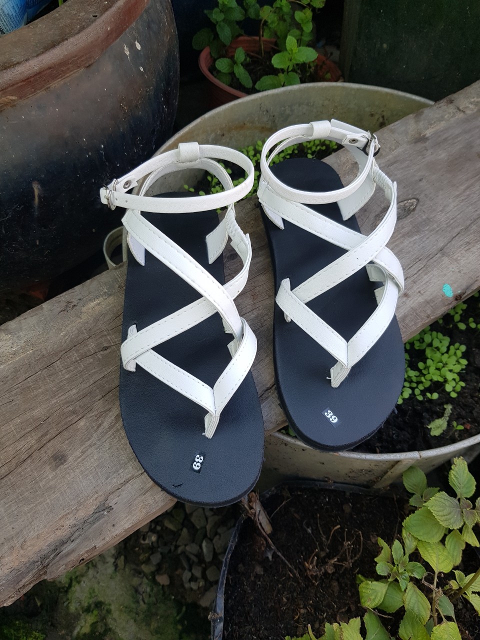 xăng đan nữ ( đế đen quai trắng ) size từ 34 đến 42