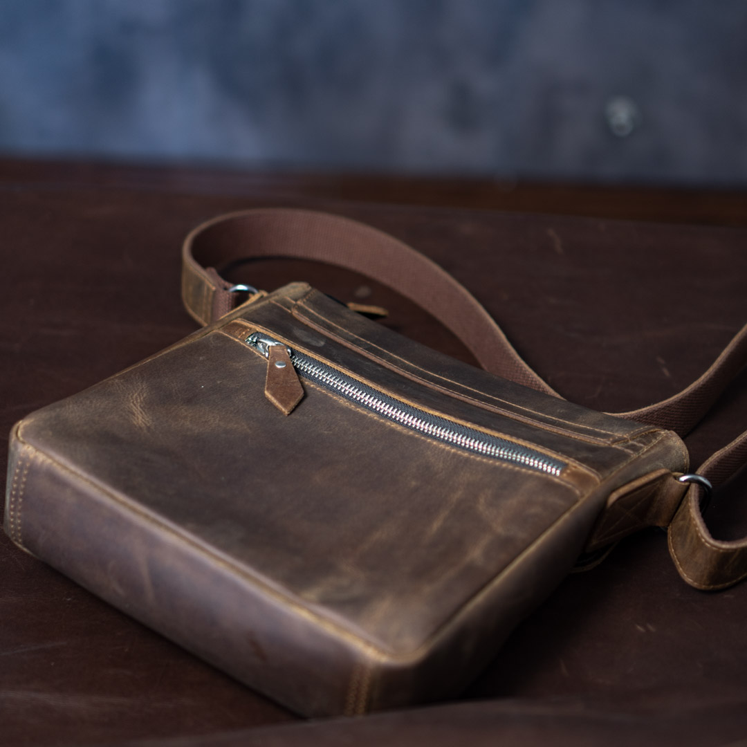 Túi đeo chéo da bò nam cao cấp | Messenger bag basic 10.5in | Manuk leather (Túi da Ipad)