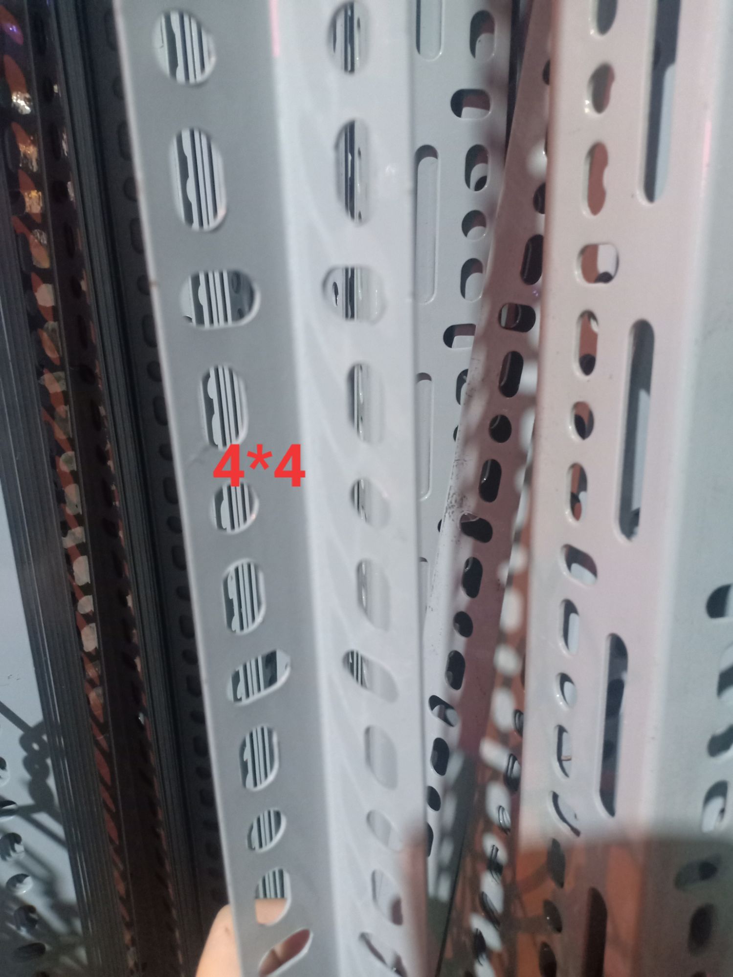 set 8cây sắt v lỗ (4*4) dài 60cm