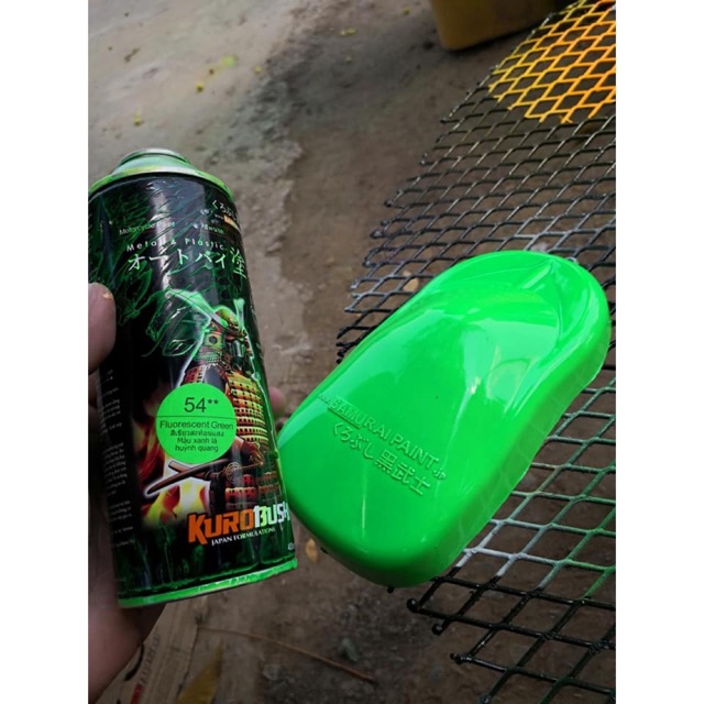 Sơn xịt Samurai màu Xanh Lá Huỳnh Quang - 54 (cần dùng với nền màu Trắng UC1002 để lên được màu chuẩn và đẹp)
