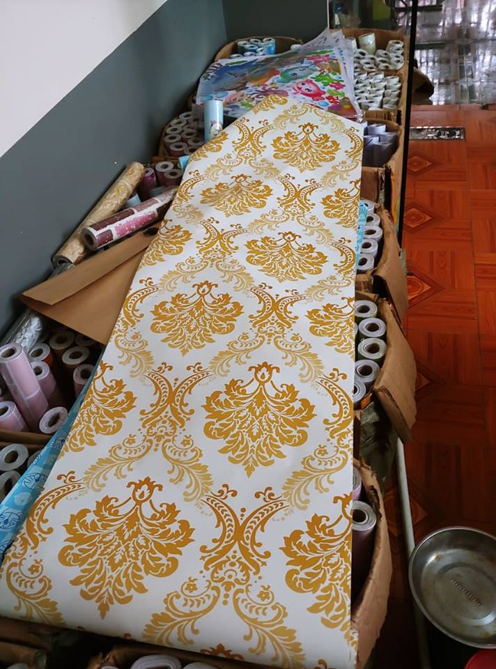 giấy dán tường họa tiết châu âu vàng ( cuộn dài 10m, khổ rộng 45cm, giấy có keo sẵn )