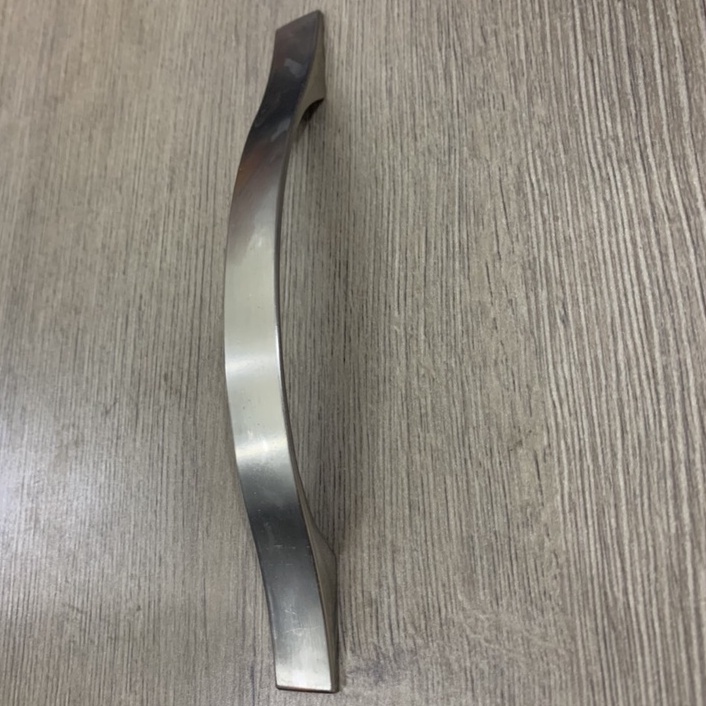 Tay nắm tủ chữ C