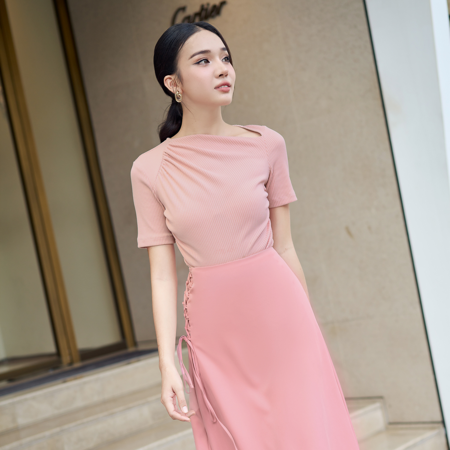 Áo ôm thun gân kiểu lệch cổ Maybi