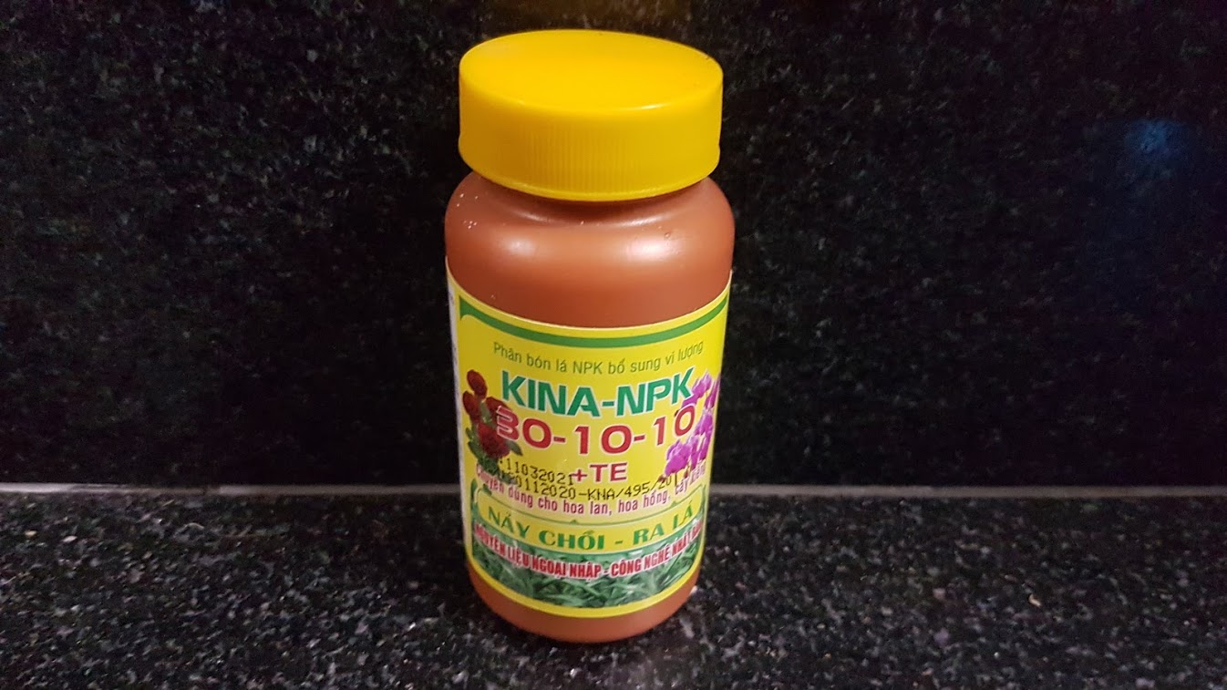 Phân bón lá kina npk 30-10-10+te nảy chồi ra lá.