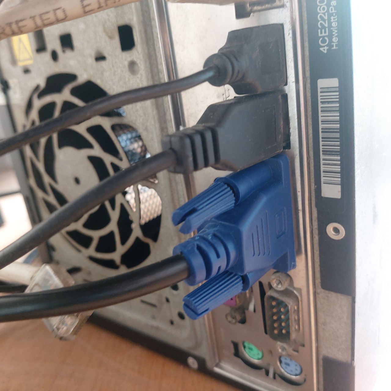 Cáp vga kết nối máy tính với màn hình