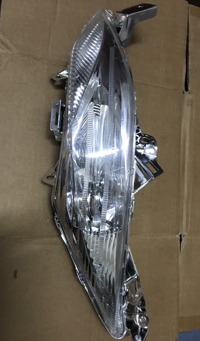 Xi nhan trước (bên phải) xe Vision đời đầu 2011 đến 2013 hãng