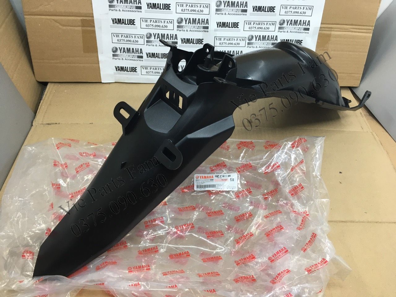 Chắn bùn sau, đuôi biển số exciter 135 2011-2014 yamaha din mới 100%