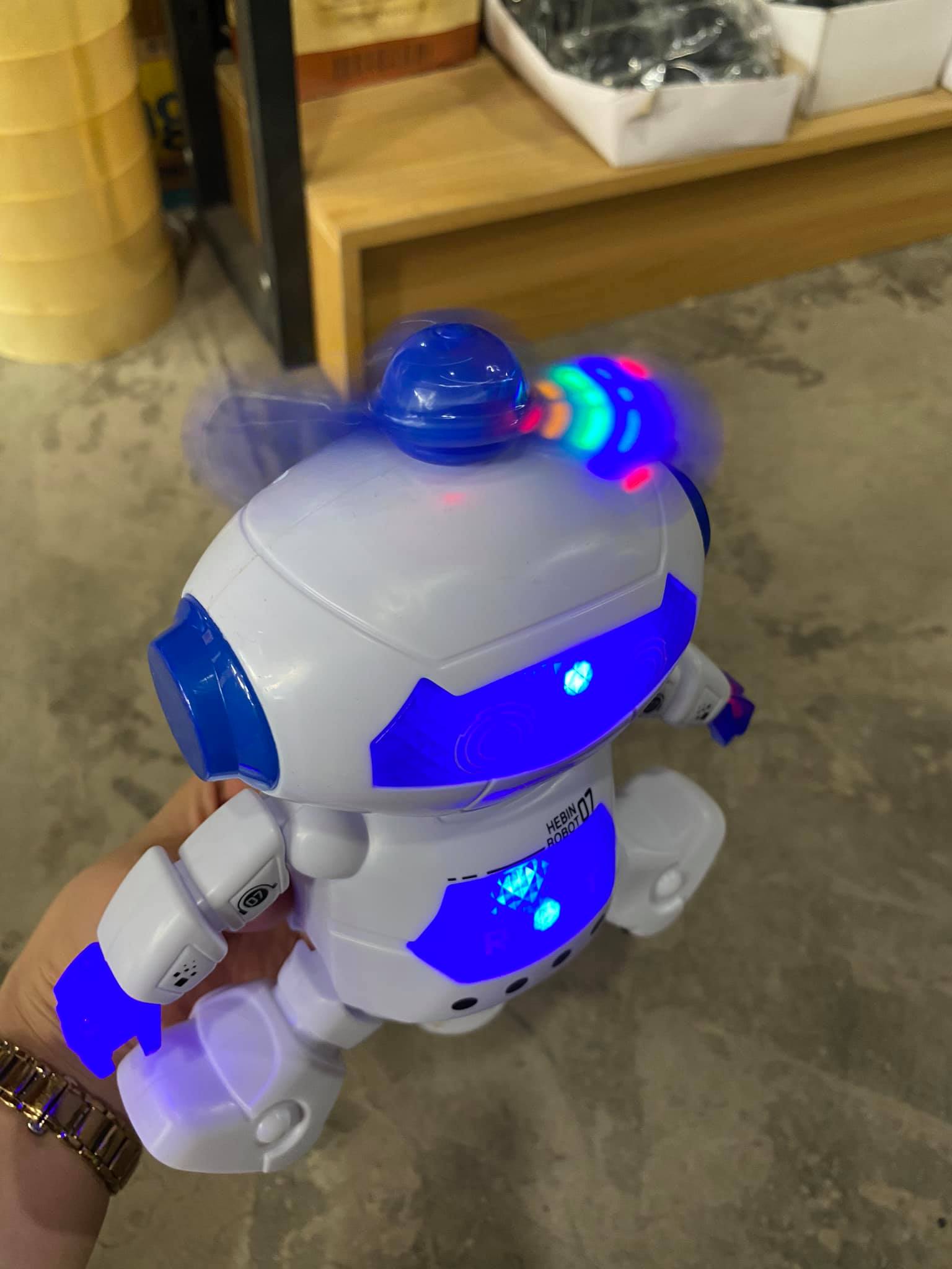 Đồ chơi robot xoay 360 độ có nhạc cho bé
