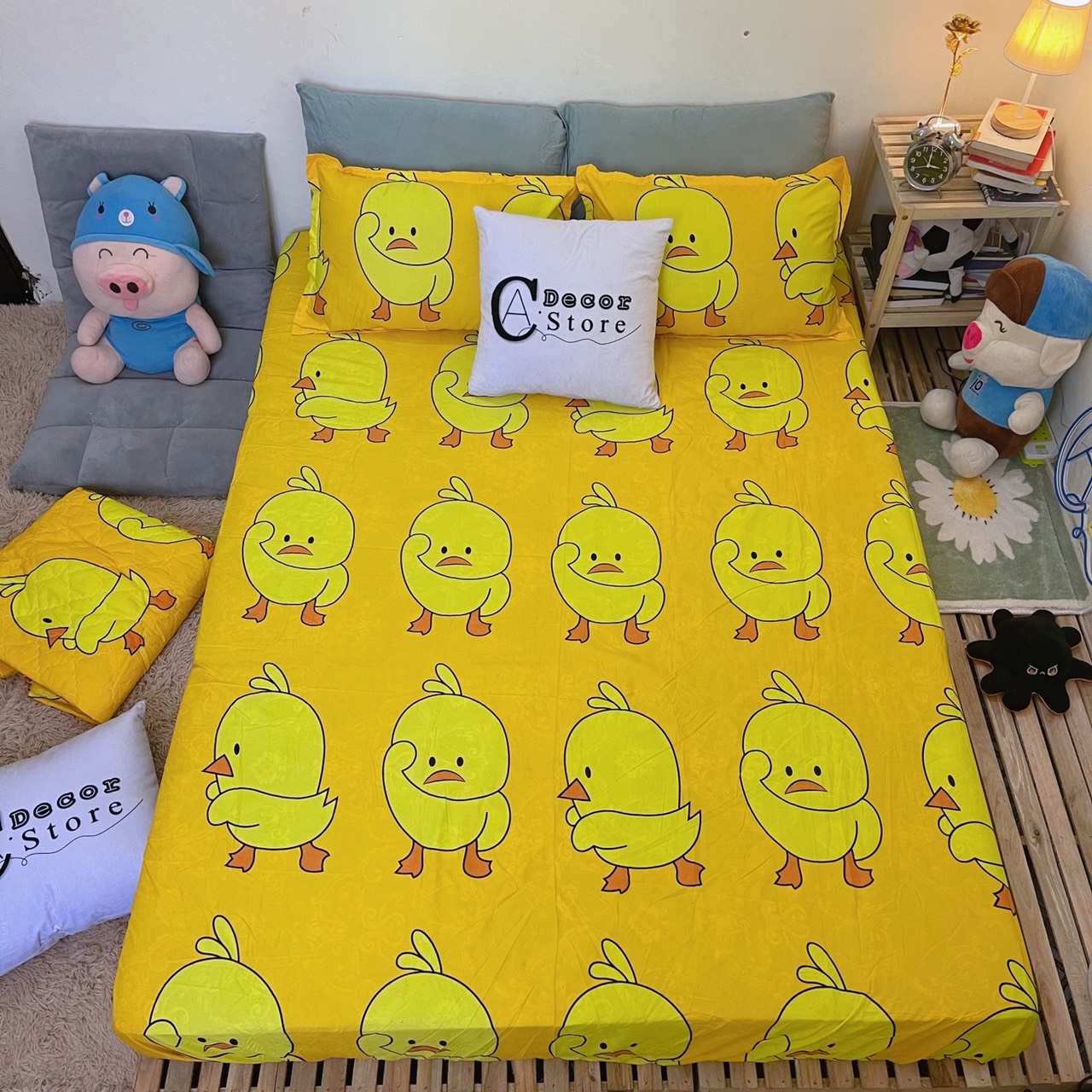 Bộ Chăn Ga Gối Cotton Poly Vịt Vàng , Chất Liệu Thoáng Mát , Kích Cỡ Đa Dạng , By. C.A Decor Store