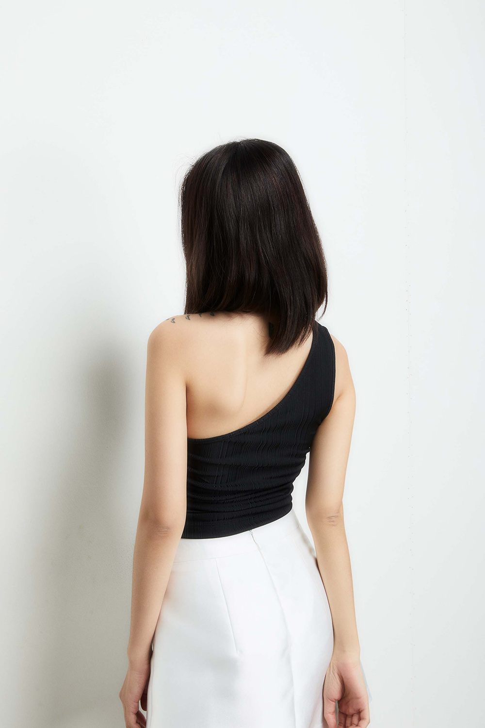 [OUTLET SALE] DOTTIE - Áo thun sát nách lệch vai T0653