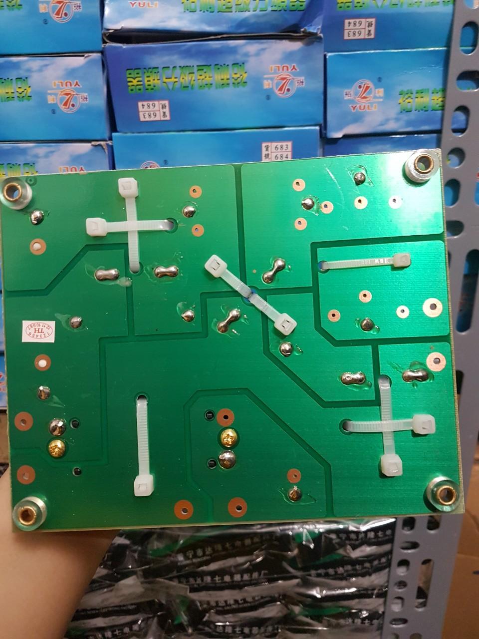 Một cặp phân tần loa SRX-715