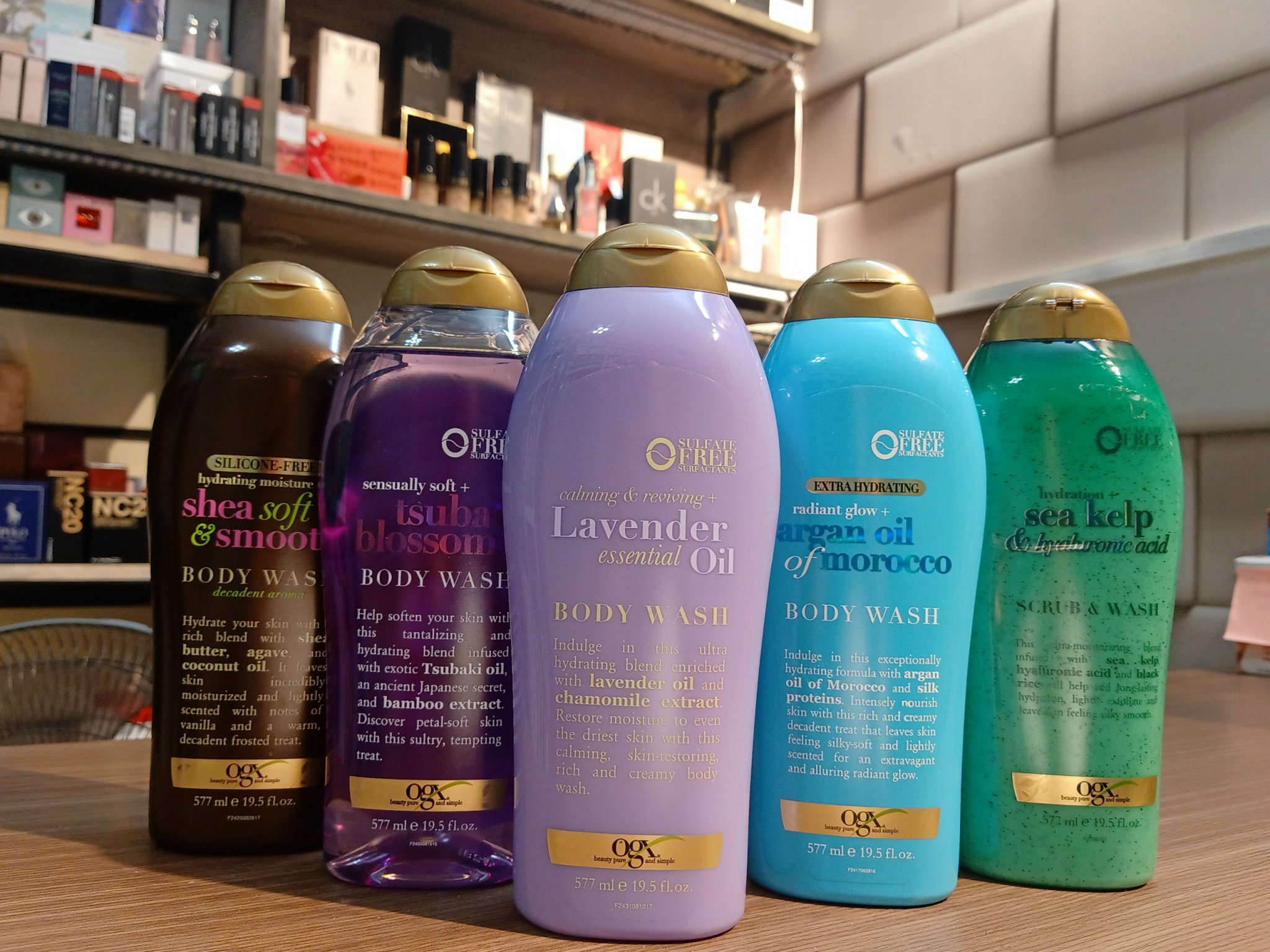 SỮA TẮM OGX BODY SCRUB WASH SULFATE FREE TẨY TẾ BÀO CHẾT DƯỠNG DA TRẮNG MỊN 577ML