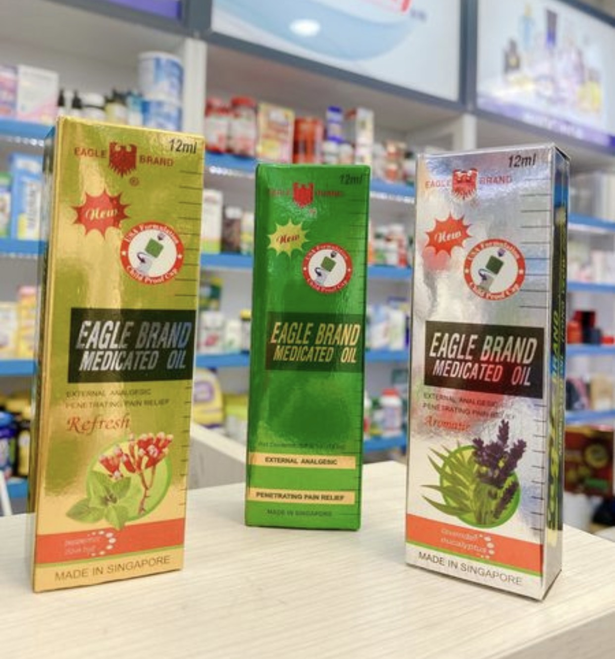 Lốc 14 chai Dầu gió xanh con ó dạng lăn Eagle Brand Medicated Oil 12ml của Singapore