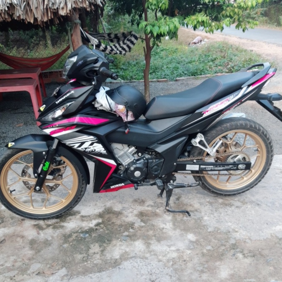 Tem rời winner GTR hồng trắng dán xe đen