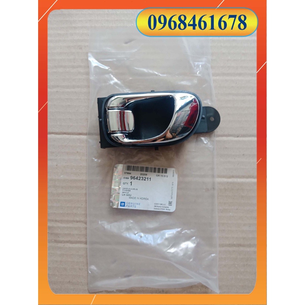TAY MỞ CỬA TRONG VIVANT
