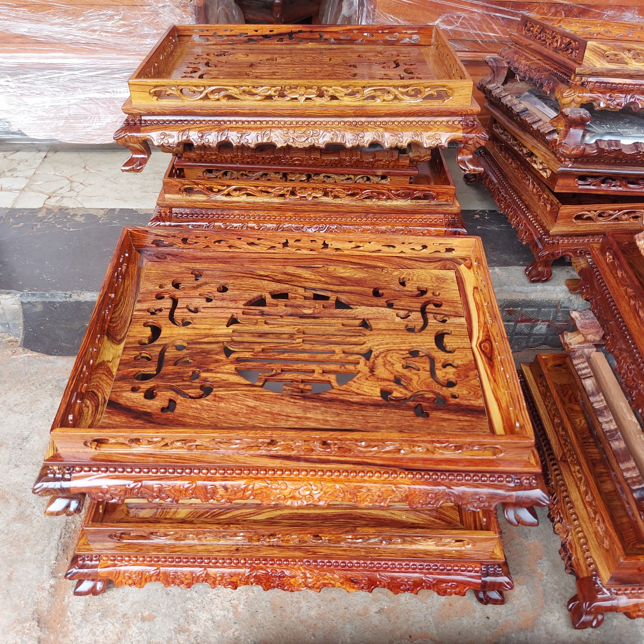 KHAY TRÀ CHÂN QUỲ GỖ CẨM CAO CẤP