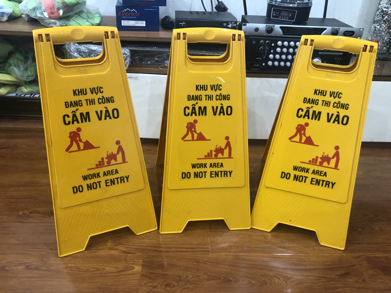 Biển cảnh báo chữ A - Đang sửa chữa (hình thật)