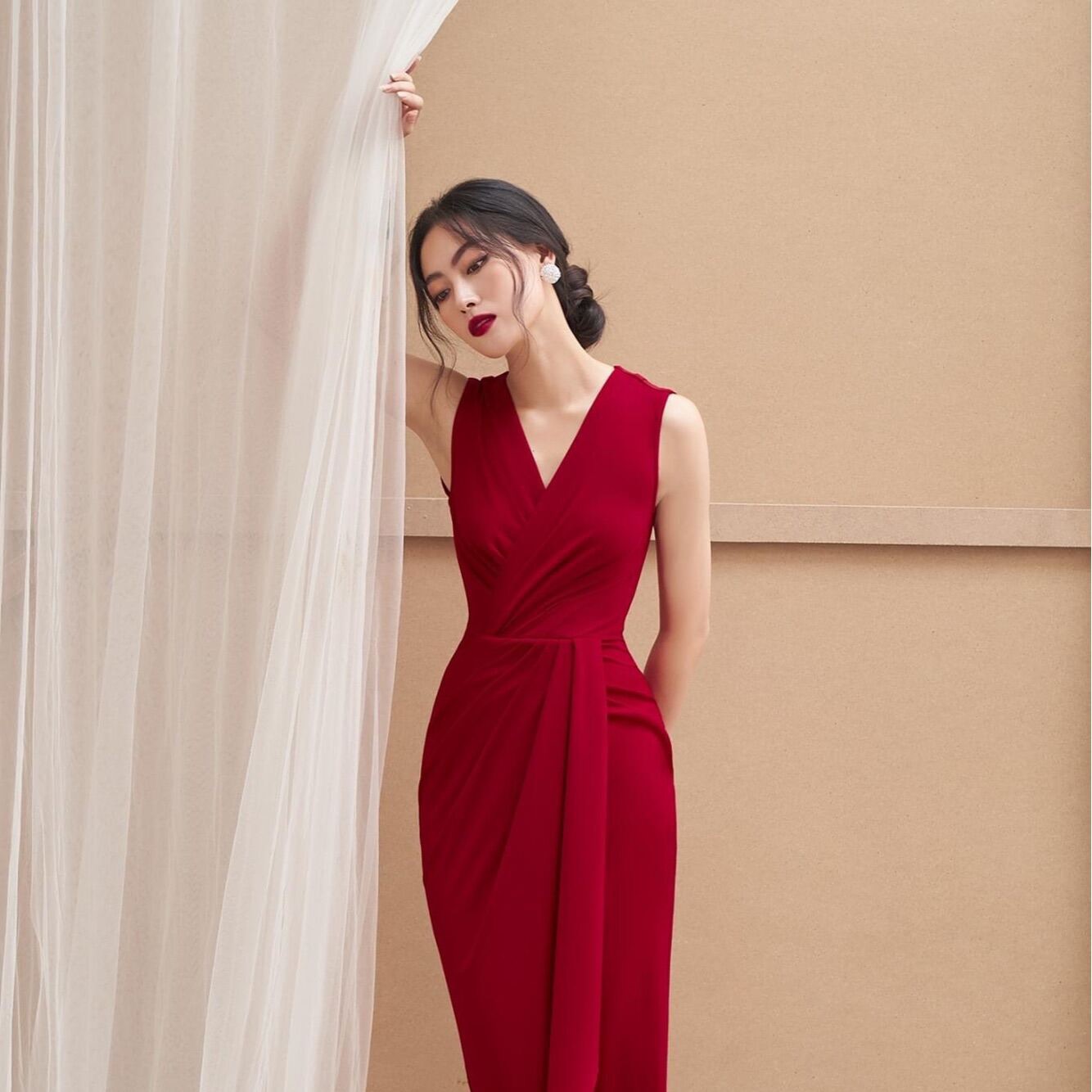 Đầm sát nách xếp ly nhấn eo màu đỏ (SELY)