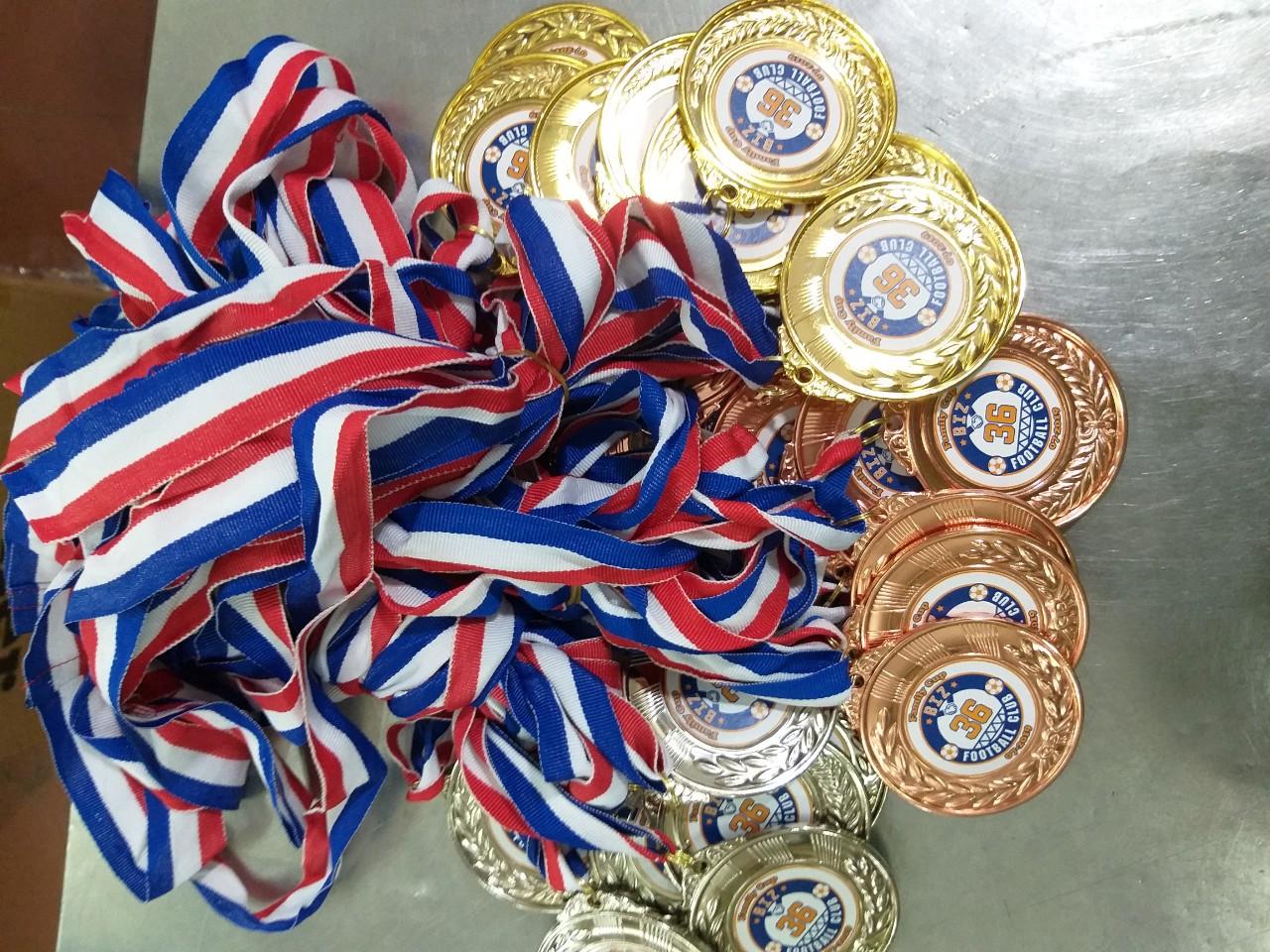 Giảm Giá Quá Đã Phải Mua Ngay Com Bo 10 Chiêc Huy Chương Bóng đá. Vàng, Bạc, đồng. Giảm Giá Quá Đã Phải Mua Ngay Com Bo 10 Chiêc Huy Chương Bóng đá. Vàng, Bạc, đồng.