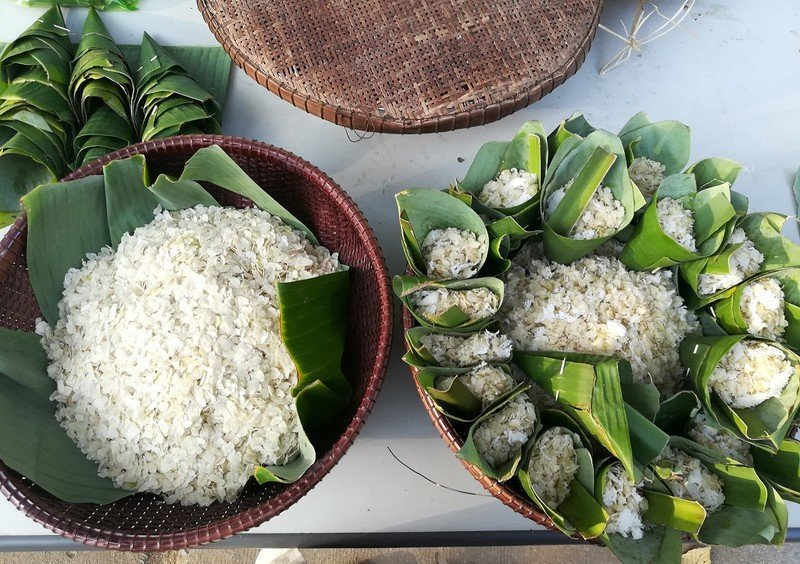 Cốm Dẹp Cán Mỏng - Đặc Sản Trà Vinh